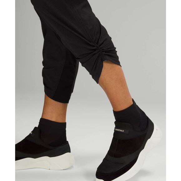 LULULEMON Dance Studio Mid-Rise Crop 25" Size 8 Black - Picture 4 of 10